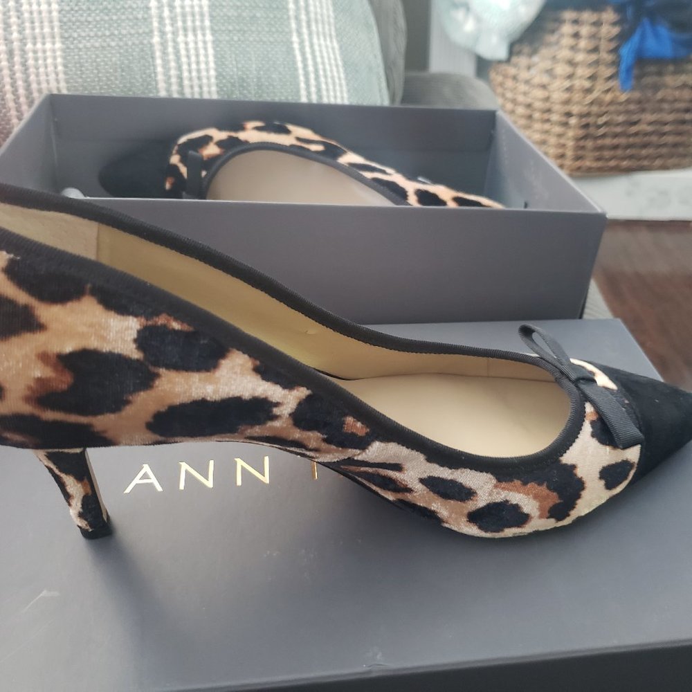 Beautiful Maisie velvet half bow pump